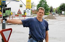 Peter Van Staey, bij een van zijn 'wegwijsbordjes': <br>'Zoveel onbegrip kan ik echt niet vatten.'<br>Frederiek <br>Vande Velde