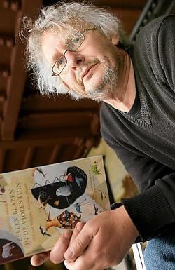 Paul De Moor met zijn jongste boek in de hand: 'Ik schrijf uit nieuwsgierigheid. Ik zou zelf ook wel willen weten hoe het afloopt.'