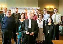 Luc De Muyer (met toga) werd door zijn collega-magistraten in de bloemetjes gezet na zijn laatste correctionele zitting.Inge Van den Heuvel<br>