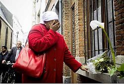 Witte bloemen ter nagedachtenis van Oulematou N'Doei .wdk<br>