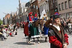 Onder een stralende lentezon konden de naar schatting 8.000 toeschouwers genieten van de Hanswijkprocessie. Eddy Van Ranst<br>