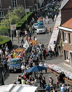 De lange tafel door de Bloemekenswijk vorig jaar was een van de opgemerkte initiatieven van het project Wijk aan zet.gia<br>