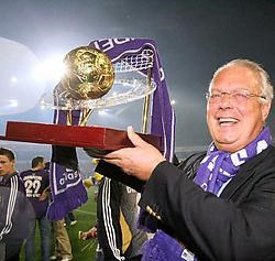 'Laten we blij zijn dat er nog ambitieuze clubs zijn zoals Anderlecht. Wij moeten blijven dromen van de Champions League. Anders kunnen we er beter mee stoppen', zegde Roger Vanden Stock na het vieren van de titel.belga<br>