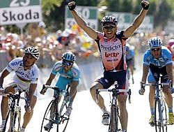Sinds 2002 scoort Robbie McEwen in de Ronde van Italië. Elk jaar opnieuw. Paolo Bettini (l) en Alessandro Petacchi (r) waren er aan voor de moeite. ap<br>
