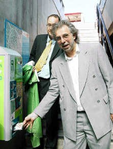 De Mechelse schepen voor Toerisme Frank Nobels mocht de eerste kaart-<br>automaat uittesten.<br> ivh<br>