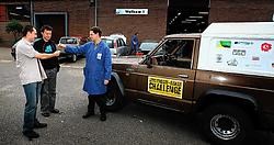 Vital Cornelissen (links) en Stefaan Arnys zullen met een wagen die rijdt op biodiesel door de woestijn trekken. De terreinwagen werd omgebouwd door mensen van het Technisch Instituut Sint-Jansberg in Maaseik. Yorick Jansens<br>