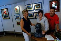 Op de tentoonstelling is onder meer werk te zien van Marie-Jeanne De Smet (links) en Nele De Vlaminck. Marc Bosman maakt deel uit van het Leedse feestcomité. Carol Verstraete