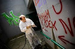 De graffiti op de tunnel in Kumtich werden aangepakt met de lagedrukreiniger.Jef Collaer<br>
