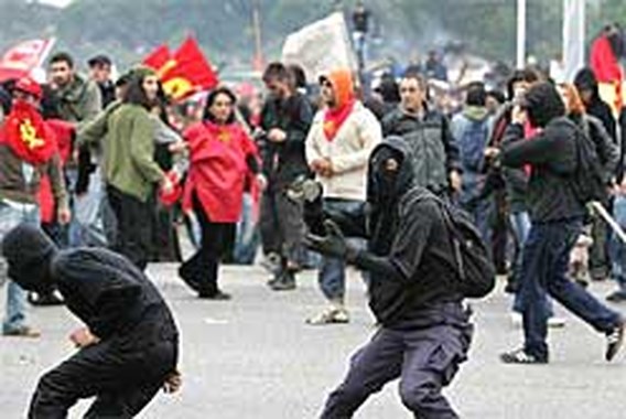 Vierhonderd agenten gewond bij anti-G8 betoging
