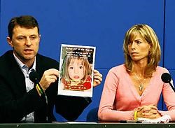 Garry en Kate McCann, de ouders van de Britse vermiste kleuter Madeleine McCann, tonen een poster tijdens een persconferentie in Berlijn. De McCanns bezoeken Duitsland om met politici te praten. reuters<br>