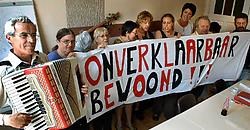 De actievoerders oefenen alvast een 'woonlied' in dat op de actiedag zal worden gezongen. Paul De Malsche