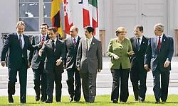 Op weg naar de groepsfoto: Tony Blair, Juan Manuel Barroso, Nicolas Sarkozy, Vladimir Poetin, Shinzo Abe, Angela Merkel, Romano Prodi en George Bush. ap<br>