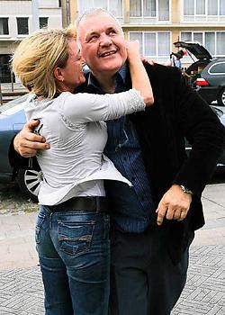 Jean-Marie Dedecker omhelst zijn secretaresse na het verrassende resultaat van de Lijst Dedecker.reuters<br>