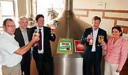In brouwerij Van Steenberge werden de Neyt Special en het Belzelierken voorgesteld door Geert De Smet (van links), brouwer Paul Van Steenberge, Carl en Christophe Neyt en Gudrun Everaert.vacas