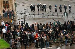 De betogende krakers geraakten niet op de Grote Markt die hermetisch werd afgesloten.johan van cutsem