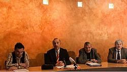 Schepen Pelgrims (CD&V), huidig burgemeester Deboes (CD&V), voormalig burgemeester Schellens (SP.A) en toekomstig burgemeester Peeters (CD&V) op een persconferentie toen de fraudezaak losbarstte.Jef Collaer<br>
