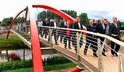 De Schiptrekkersbrug tussen de rechteroever van de Dender en het centrum van Denderleeuw is officieel geopend. Carol Verstraete