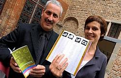 De Kortrijkse schepen Lieven Lybeer en onderwijsopbouwwerkster Hanne Verledens stelden het pictogrammenwoordenboek voor.Patrick Holderbeke<br>
