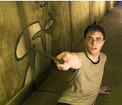 Het einde van het laatste Harry Potterboek wordt angstvallig bewaakt, onder andere met satellietsystemen en bewakers met honden.ap<br>