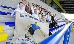 Gejuich en applaus voor de nieuwe voetbaltribune in Beveren-Leie. Al worden er ook kanttekeningen gemaakt. David Stockman<br>