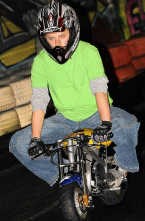 De jongeman stierf toen hij racete met een mini-motorfiets, zoals dit exemplaar. blg