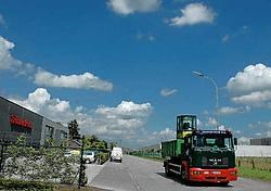 Betere signalisatie, de aanleg van voet- en fietspaden en meer groen-<br>aanplantingen moeten de industriezone een vriendelijker uitzicht geven.<br>Guy Van Den Bossche