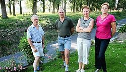 Het buurtcomité Heibosstraat overhandigt vanavond de hand-<br>tekeningen aan het gemeente-<br>bestuur van Sint-Lievens-<br>Houtem. 'We vrezen dat de tien kavels nog maar een begin zijn.' Emiel Vermeir <br>