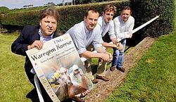 De organisatoren (met tweede van links burgemeester Van Ryckeghem en derde van links schepen Chanterie) zijn klaar voor de feesten van Waregem Koerse. David Stockman<br>