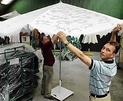 De jongste jaren stijgt de vraag naar designparasols, zoals deze Shadylace, die zorgt voor een bladeffect. Michel Vanneuville <br>