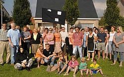 De bewoners van de Teerlingwijk hangen de zwarte vlaggen uit. Een woonwagenterrein zo dicht bij hun huizen, zien ze niet zitten. Paul De Malsche<br>