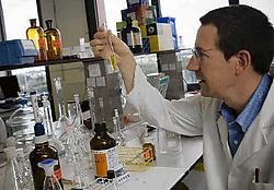 Professor Jan Tytgat zoekt naar cocaïneresten in afvalwater.Jef Collaer<br>