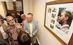 Benoit Le Fevere de ten Hove onthulde samen met burgemeester Luc Dehaene in de nieuwe Simonzaal een fotokader naar aandenken van zijn vermoorde broer Simon. Bart Vandenbroucke