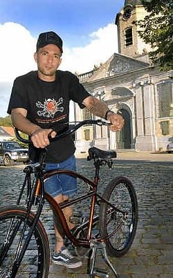 Organisator Nico Van Hoyweghen met een beach cruiser: 'Cruise Mania ontstond doordat er heel wat meetings bestaan voor auto's en motoren, maar niet voor cruisers.' Paul De Malsche