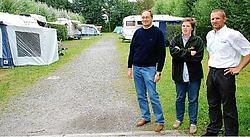De directieleden Guido Luypaert, Liesbeth Cock en Johan Quintelier bij de ingang van camping De Gavers: 'Een terrein met 480 staanplaatsen is een klein dorp.'
