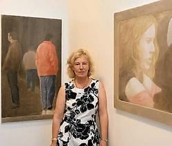Galeriehoudster Hélène De Pesseroey van galerie Arcade, bij werk van Marcel Maeyer. 'De mens in al zijn complexe eenvoudigheid.'Frederiek Vande Velde