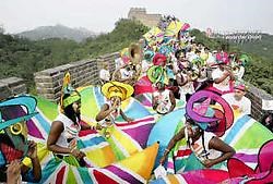 De Olympische Spelen van Peking worden voluit gepromoot (foto: festival op de Chinese Muur) en moeten mobiele tv een opstoot geven.rtr<br>