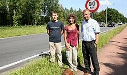 Ginette De Vos (midden) reed vorige week tegen een overstekende ree. 'Natuurgebied Spierbroek is overbevolkt', menen Davy Van De Vijver en Rob Bouman van de Wildbeheerseenheid. Eddy Van Ranst<br>