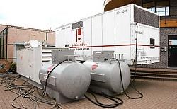 Twee nood-<br>generatoren moeten de gebouwen de volgende weken voorzien van elektriciteit. Louis Verbraeken<br>
