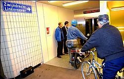 Er staan erg vaak files aan de lift in de fietserstunnel onder de Schelde in Antwerpen. Wim Kempenaers