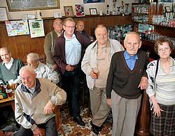 Gabriëlle Robijns (80) en Jan Robberechts (90) baten samen al 55 jaar 't Wit Paard uit. Het café bestaat dit jaar een eeuw, en dat wordt gevierd. Koen Merens <br>