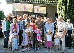 Els, Gerrit en kinderen Gretel en Sebastian tussen familie, buren en vrienden: welkom thuis!Hendrik De Rycke