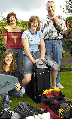 Sascha Van den Branden met zus Shana, moeder Vera en vader Kurt, klaar voor de afreis. Frank Meurisse
