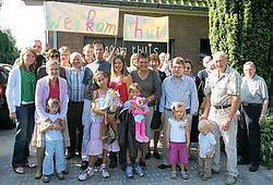 Els, Gerrit en kinderen Gretel en Sebastian tussen familie, buren en vrienden: welkom thuis!<br>Hendrik De Rycke