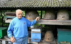'Een bijensteek doet bij mij even veel pijn als bij jou. Alleen kunnen wij imkers dat beter verdragen', zegt Leo De Busser. Louis Verbraeken<br>