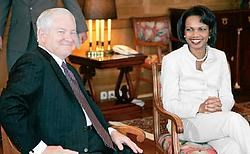 Condoleezza Rice (midden) en haar ambtgenoot van Defensie, Robert Gates, op bezoek bij de Egyptische president Hosni Mubarak, die niet op de foto staat. ap<br>