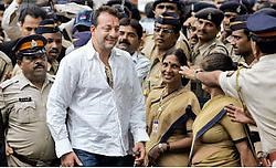 Acteur Sanjay Dutt (48) werd tot zes jaar cel veroordeeld voor het bezit van vuurwapens die hij in verdachte omstandigheden had verkregen. ap<br>