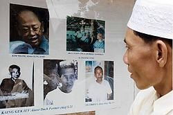 Een Cambodjaan bezoekt de beruchte gevangenis die is omgevormd tot het Tuol Sleng Genocide Museum. ap<br>