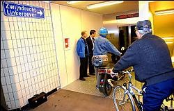Aanschuiven voor de lift in de fietserstunnel. Wim Kempenaers<br>
