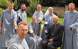 De religieuzen van de kloosterorde 'Moeder van Vrede' in de tuin van hun bescheiden abdij. Michel Vanneuville<br>