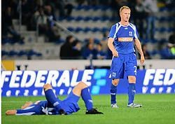 Terwijl een ploegmaat er verslagen bijligt, druipt Wouter Vrancken ontgoocheld af. Na de 1-2-thuisnederlaag tegen FK Sarajevo is de kwalificatie voor de Champions League heel ver weg voor Genk.belga<br>